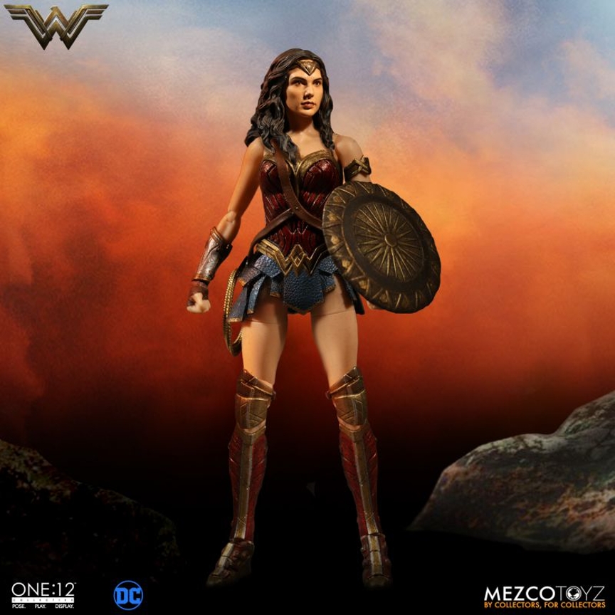 Wonder Woman door Mezco Toyz en NECA 3