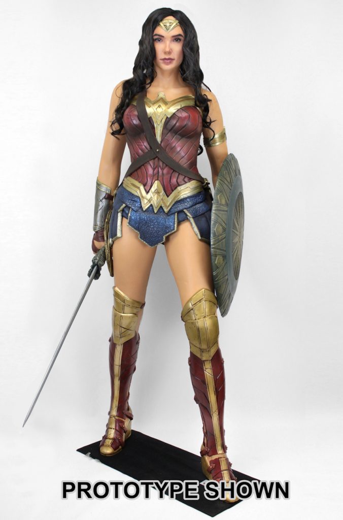 Wonder Woman door Mezco Toyz en NECA 5