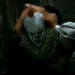 IT op DVD en Blu-Ray - Pennywise donker