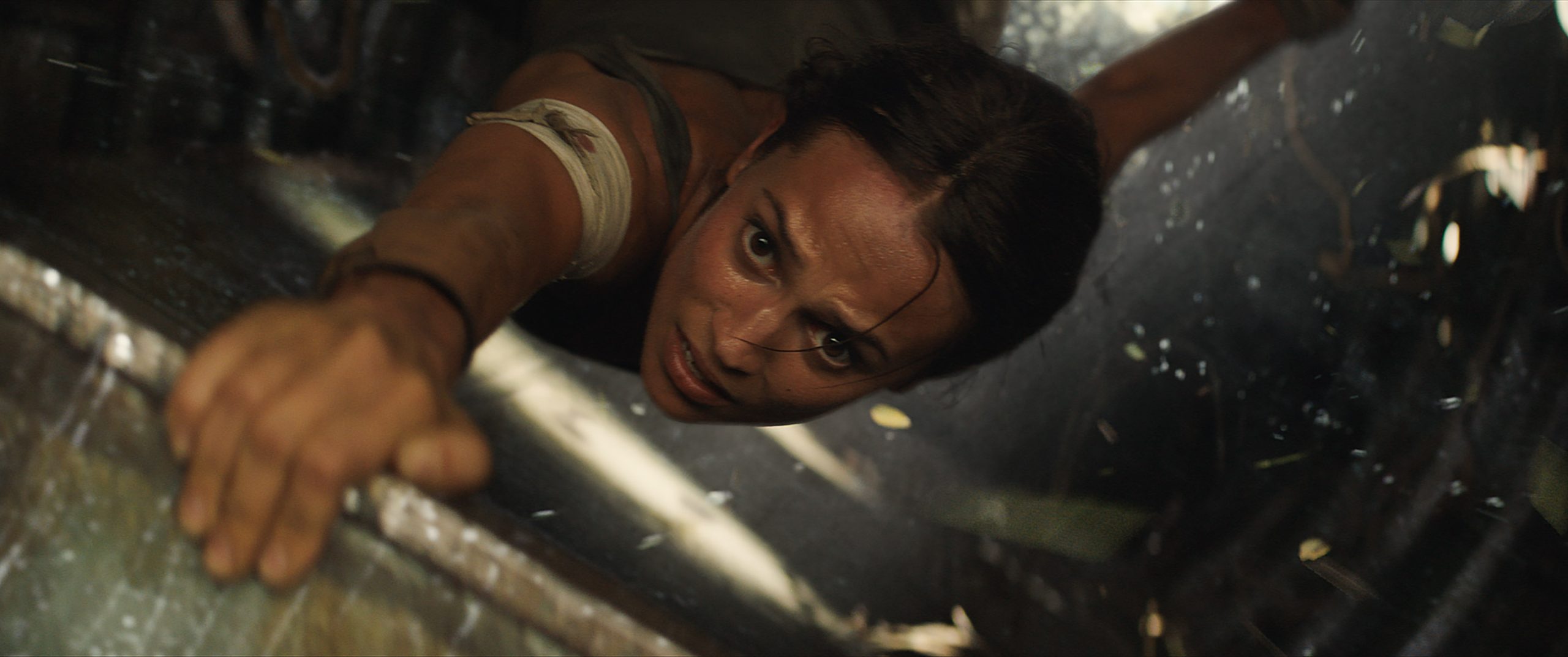 Tomb Raider blu-ray en dvd-winactie Lara valt