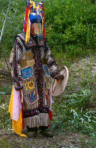 Modern Myths - Het DNA van fantastische verhalen - 389px-Chuonnasuan,_the_last_shaman_of_the_Oroqen,_in_July_1994_(Photo_by_Richard_Noll)