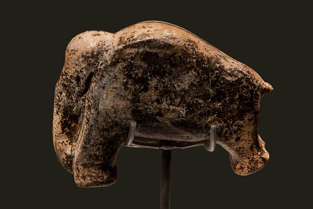 Modern Myths - Het DNA van fantastische verhalen - 640px-Vogelherd_Mammut_2006