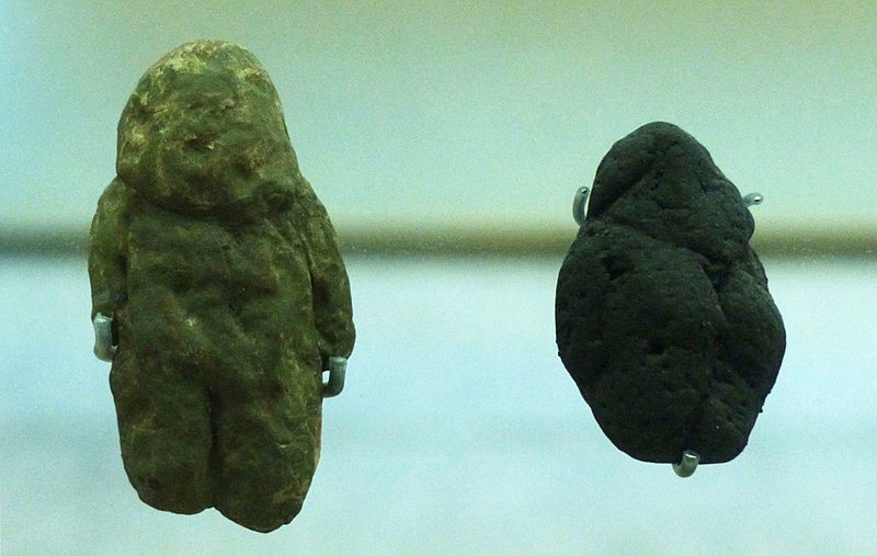 Modern Myths - Het DNA van fantastische verhalen - 800px-Museo_de_la_Evolucion_Humana_Burgos_-_Tan_Tan_and_Berekhat_Ram_Pebbles