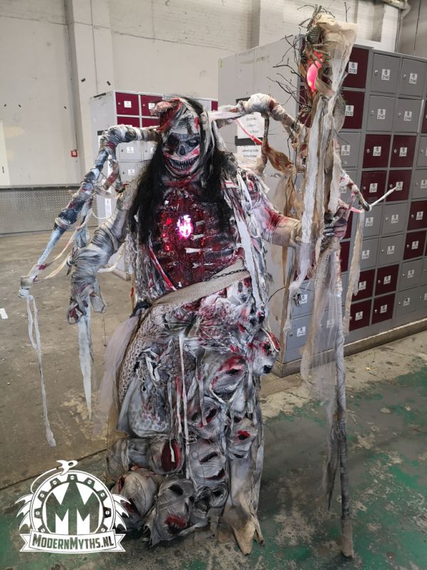 House of Horrors 2019 cosplayers Modern Myths - Beating heart horror