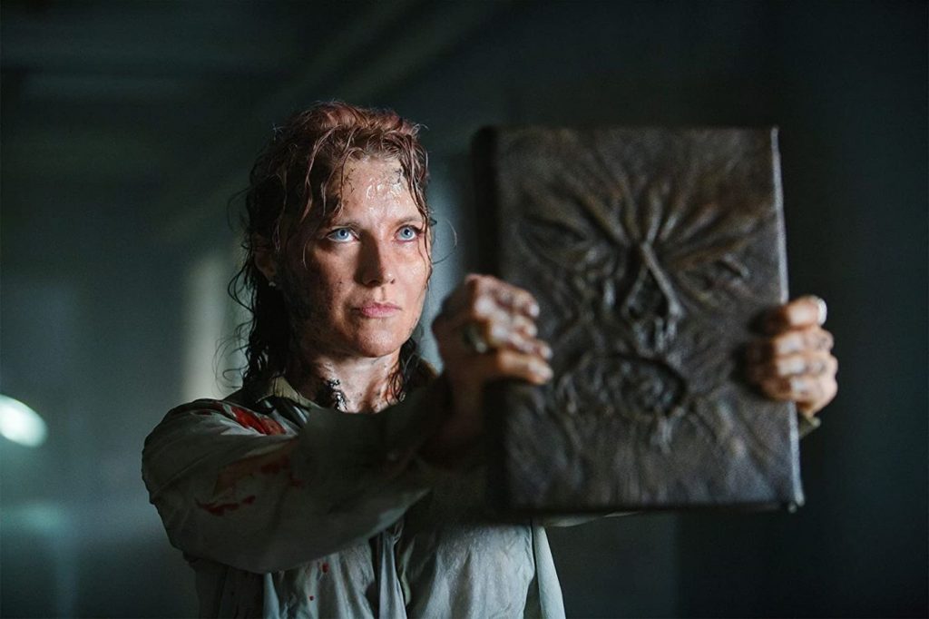 Lucy Lawless in Ash vs Evil Dead - de Necronomicon