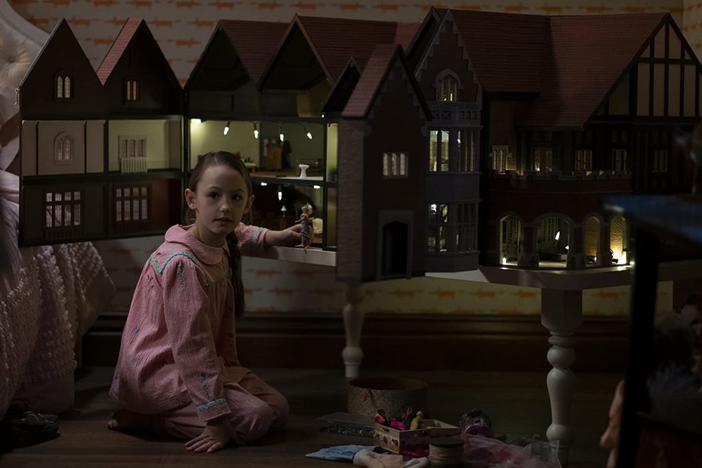 The Haunting of Bly Manor recensie - Flora en haar poppenhuis