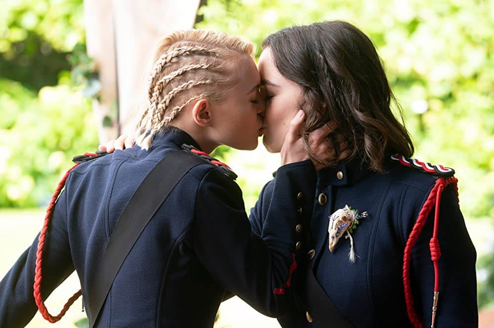 Amalia Holm als Scylla en Taylor Hickson als Raelle