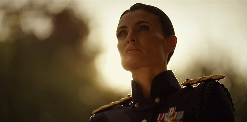 Lyne Renée als generaal Sarah Alder