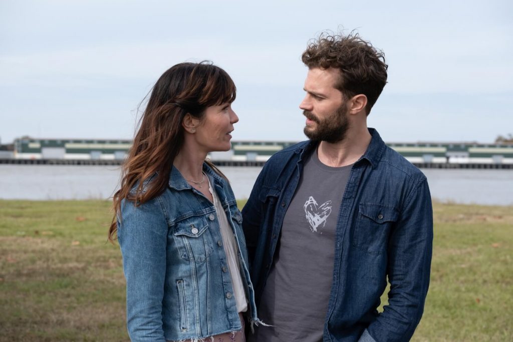 Katie Aselton als Tara en Jamie Dornan als Dennis