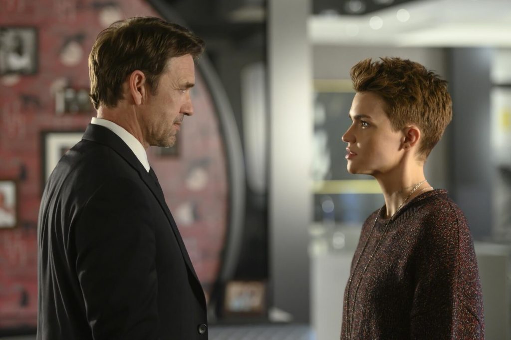 Dougray Scott als Colonel Jacob Kane en Ruby Rose als Kate Kane