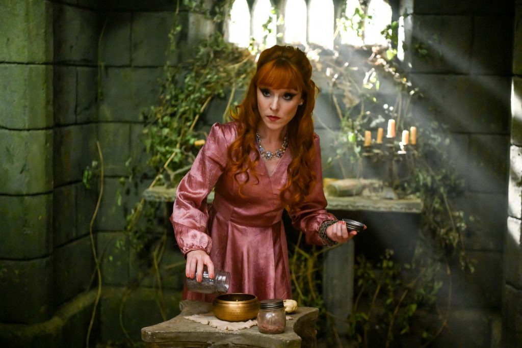 Ruth Connell als Rowena MacLeod - Supernatural S15