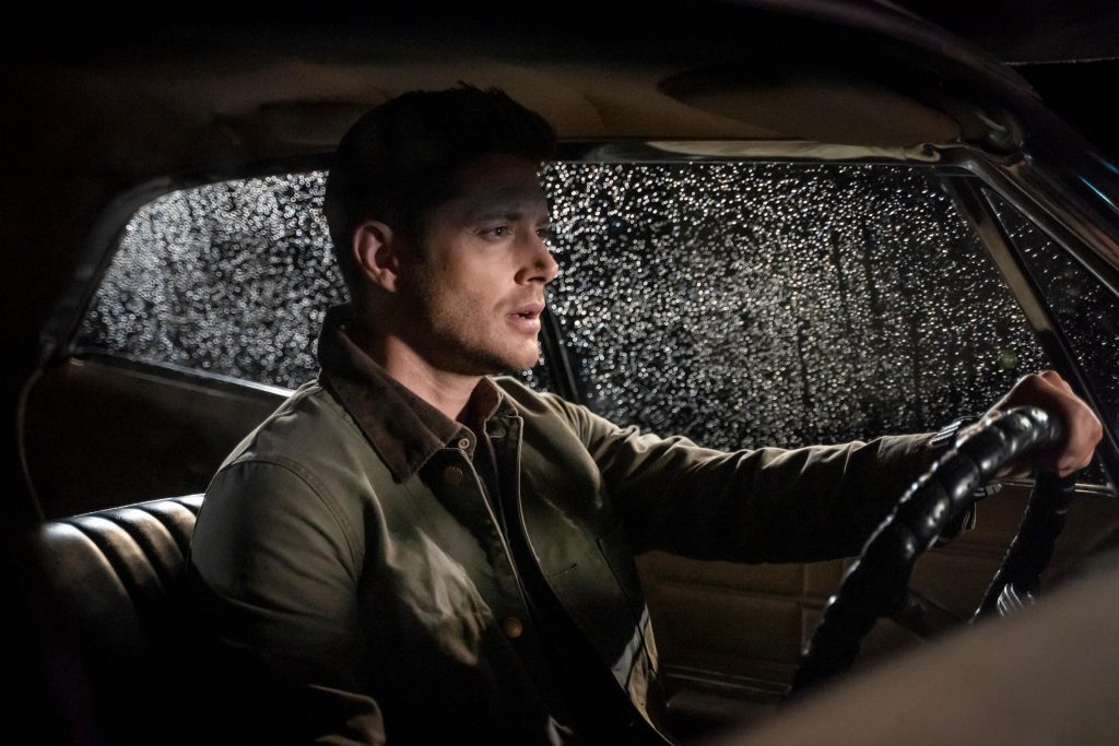 Sam Winchester in de '67 Chevy Impala