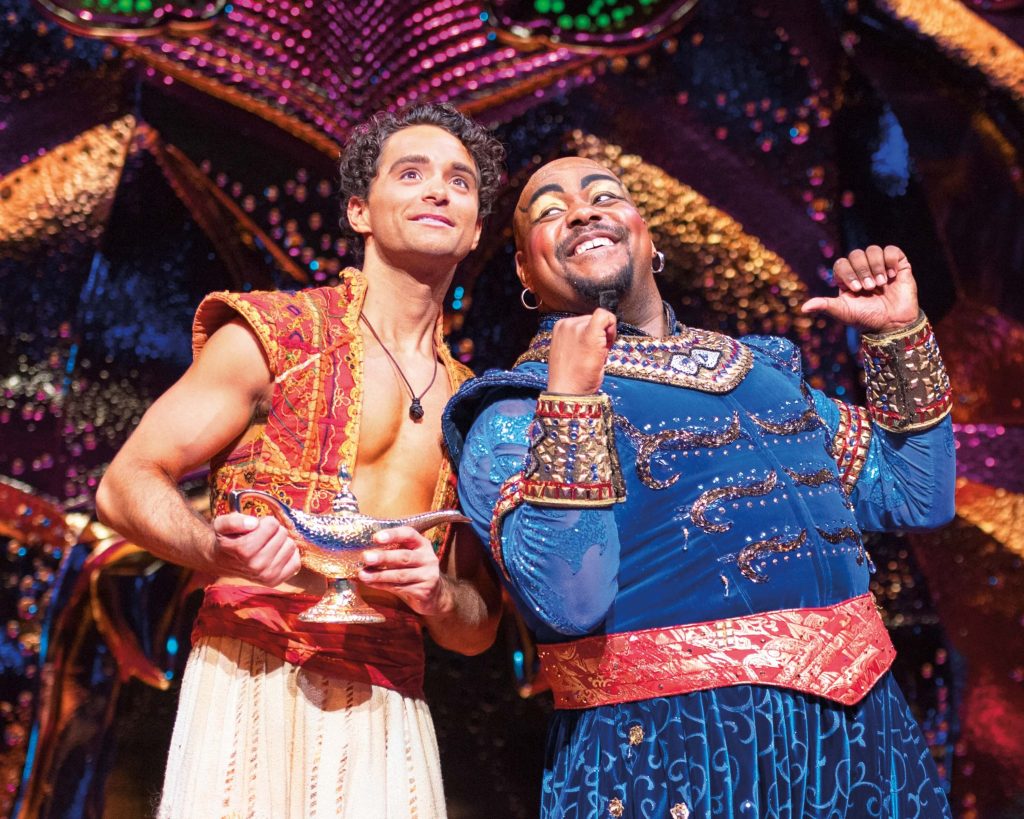 Modern Myths Nieuws 2021: Week 33 - 34 - Aladdin (Matthew Croke) en Genie (Trevor Dion Nicholas) - Friend Like Me pose. Foto door Johan Persson © Disney