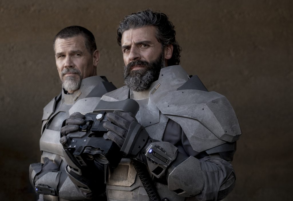 Josh Brolin als Gurney Halleck en Oscar Isaac als Duke Leto Atreides