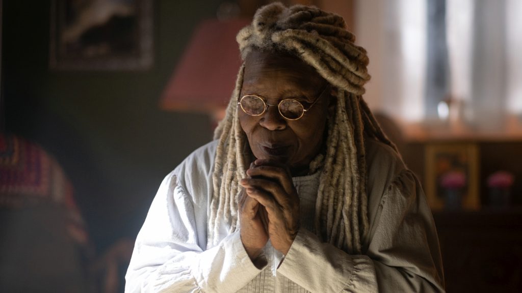 Whoopi Goldberg als Mother Abagail Freemantle