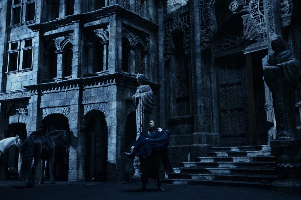 Rosamund Pike als Moiraine Damodred en Daniel Henney als Lan Mondragoran