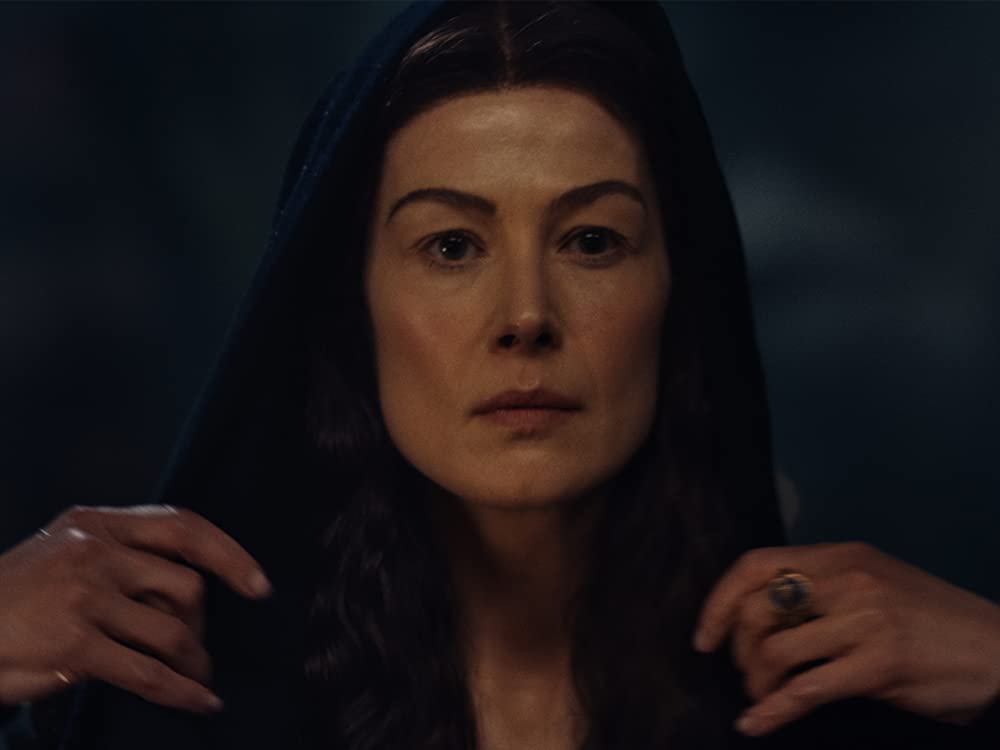 Rosamund Pike als Moiraine Damodred in The Wheel of Time