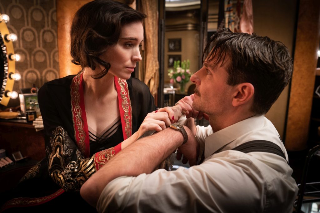 Bradley Cooper als Stanton Carlisle en Rooney Mara als Molly Cahill