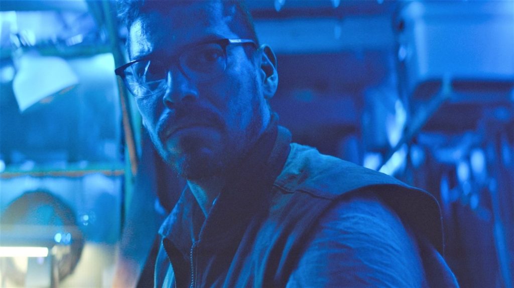 Raúl Castillo als Arthur in Mother/Android