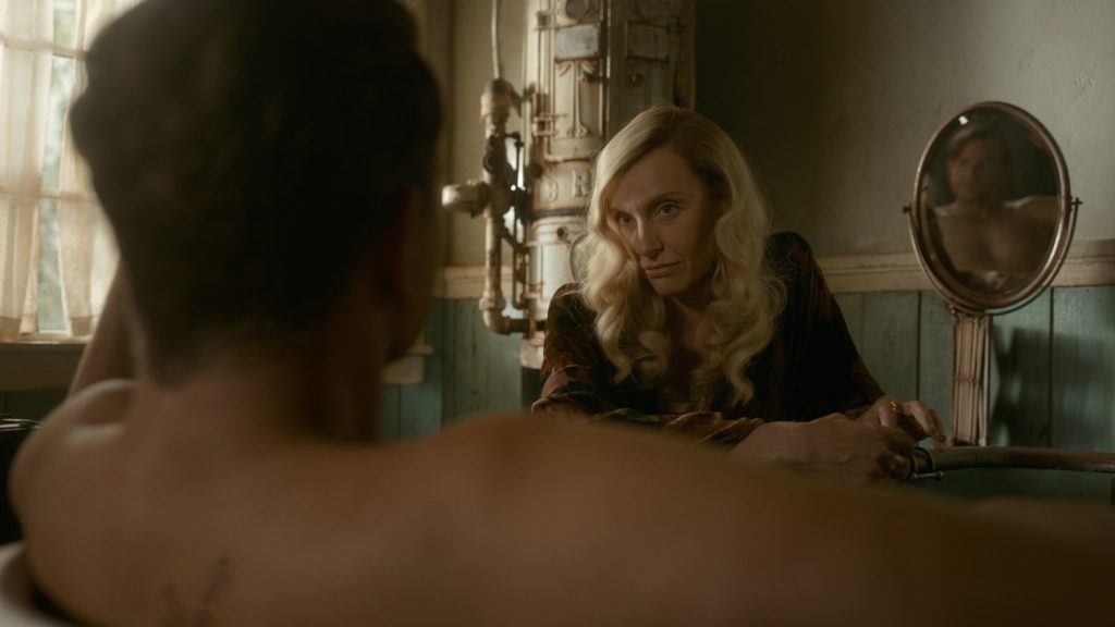 Toni Collette als Zeena the Seer