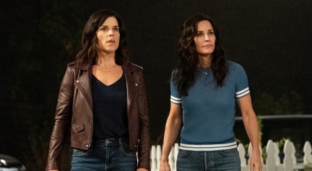 Neve Campbell als Sidney Prescott en Courteney Cox als Gale Weathers