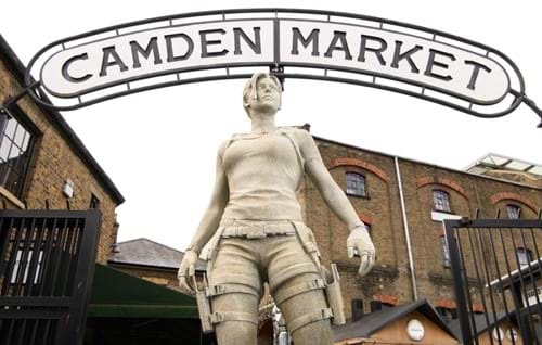 Lara Croft standbeeld - Camden Market