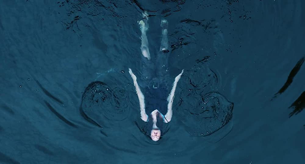Zelda Adams als Izzy in Hellbender