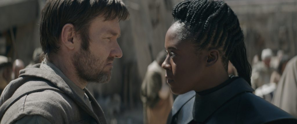 Joel Edgerton als Owen Lars en Moses Ingram als Inquisitor Reva