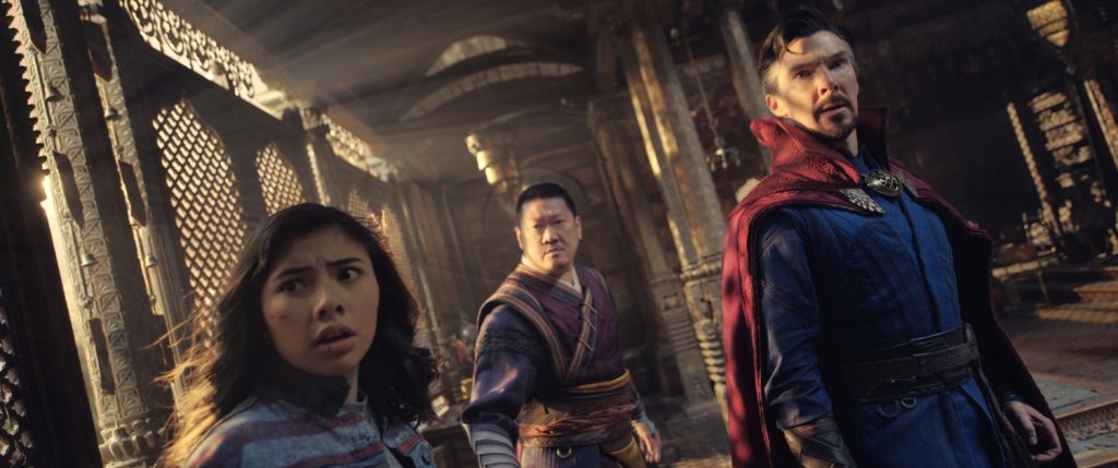 Xochitl Gomez als America Chavez, Benedict Wong als Wong en Benedict Cumberbatch als Doctor Strange