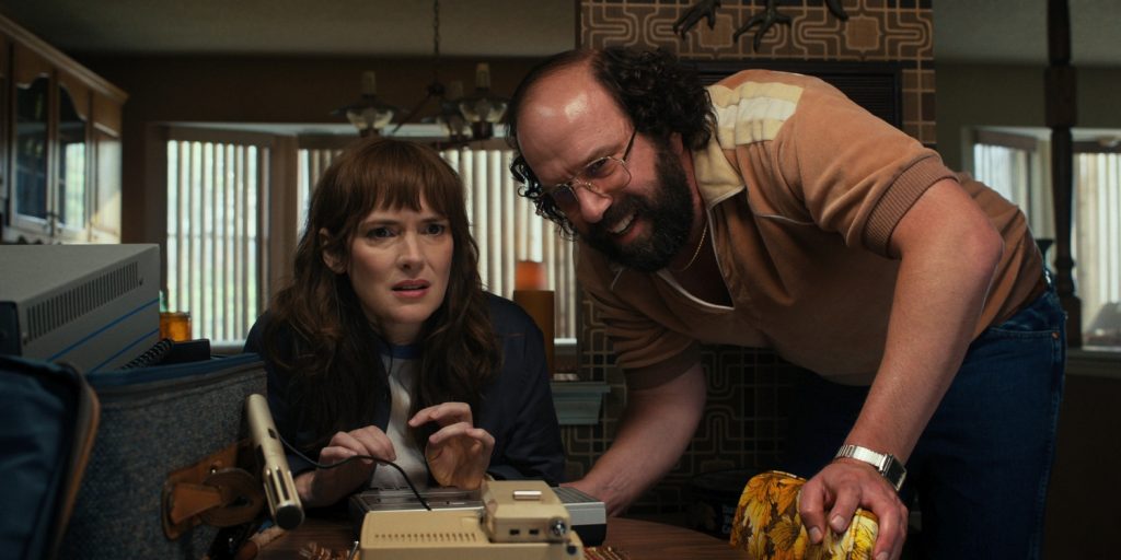 Winona Ryder als Joyce en Brett Gelman als Murray