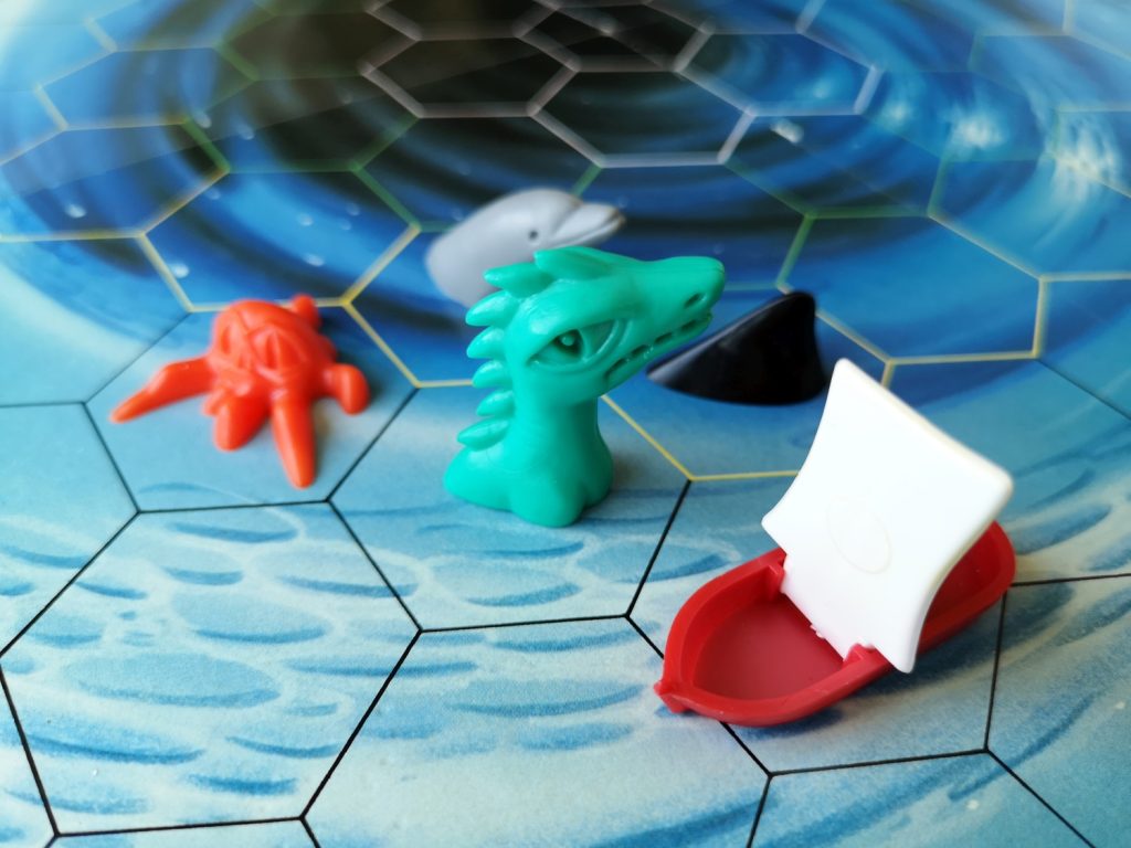 Zeeslang, octopus, haai, dolfijn en bootje