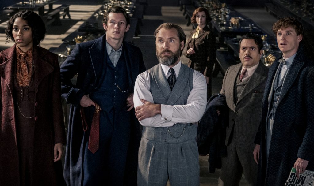 Jude Law, Dan Fogler, Eddie Redmayne, Jessica Williams en Callum Turner in Fantastic Beasts 3