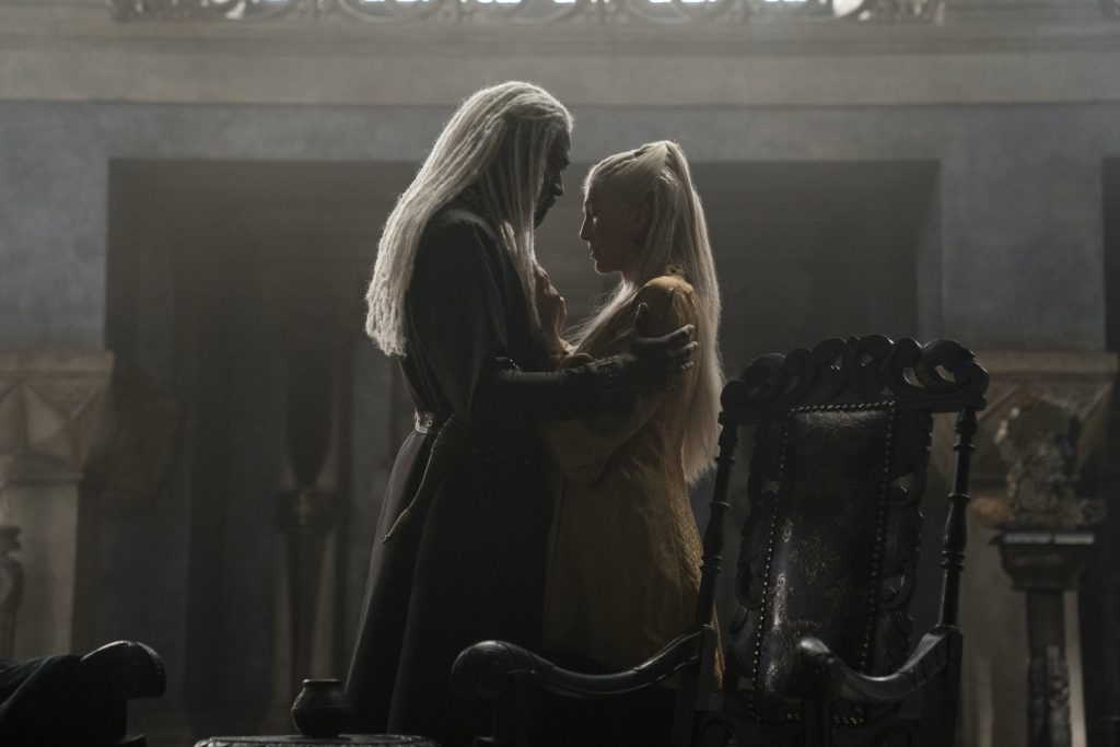 Steve Toussaint als lord Corlys Velaryon en Eve Best als prinses Rhaenys Targaryen
