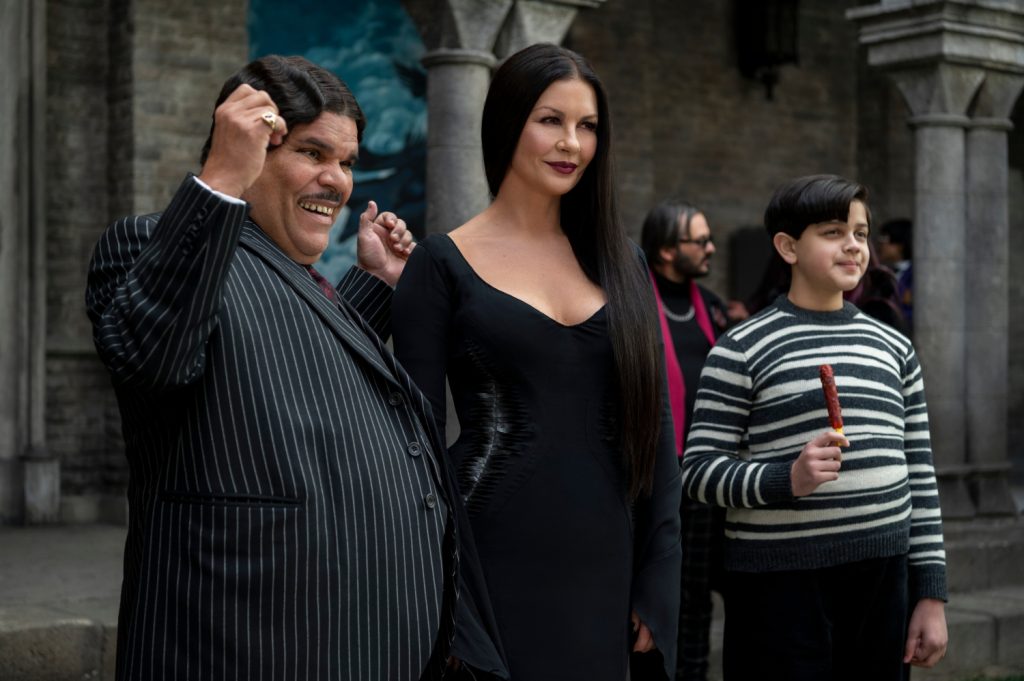 Luis Guzmán als Gomez, Catherine Zeta-Jones als Morticia en Issac Ordonez als Pugsley