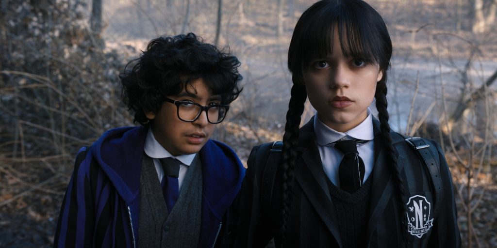 Moosa Mostafa als Eugene Otinger en Jenna Ortega als Wednesday Addams