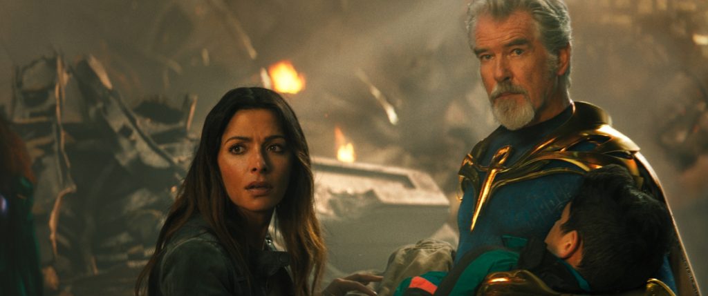 Sarah Shahi als Adrianna Tomaz en Pierce Brosnan als Kent Nelson - Doctor Fate