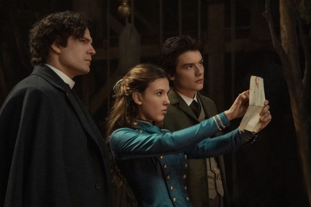 Henry Cavill als Sherlock Holmes, Millie Bobby Brown als Enola Holmes en Louis Partridge als Tewkesbury