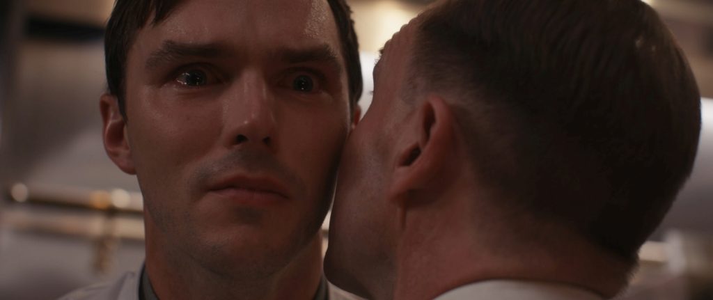 Nicholas Hoult als Tyler en Ralph Fiennes als Chef Slowik