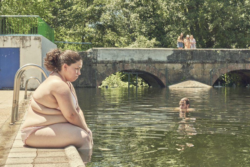 Laura Galán als Sara bij het zwembad