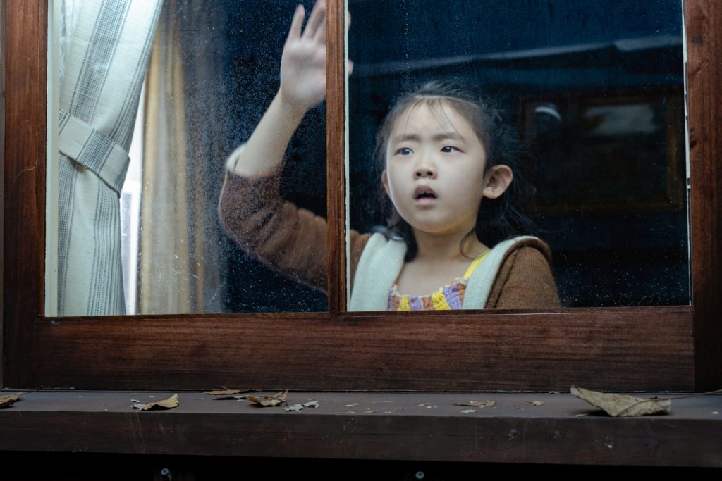Kristen Cui als Wen in Knock at the Cabin