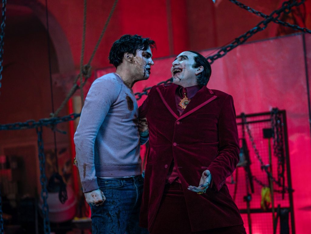 Nicholas Hoult als Renfield en Nicolas Cage als Dracula
