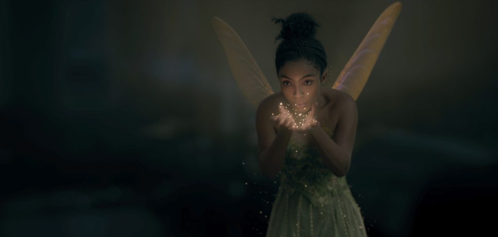 Yara Shahidi als Tinker Bell in Peter Pan & Wendy