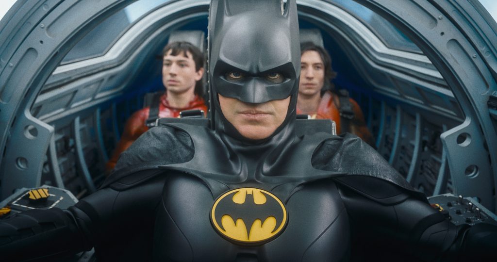 Ezra Miller als Flash en Michael Keaton als Batman