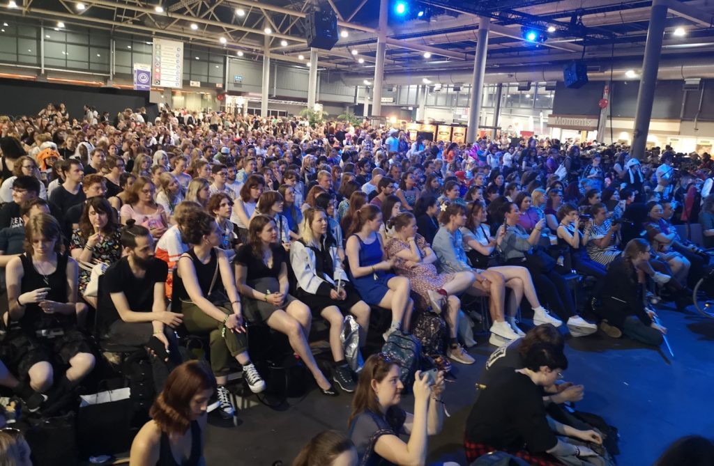 Het publiek bij het hoofdpodium van Dutch Comic Con 2023