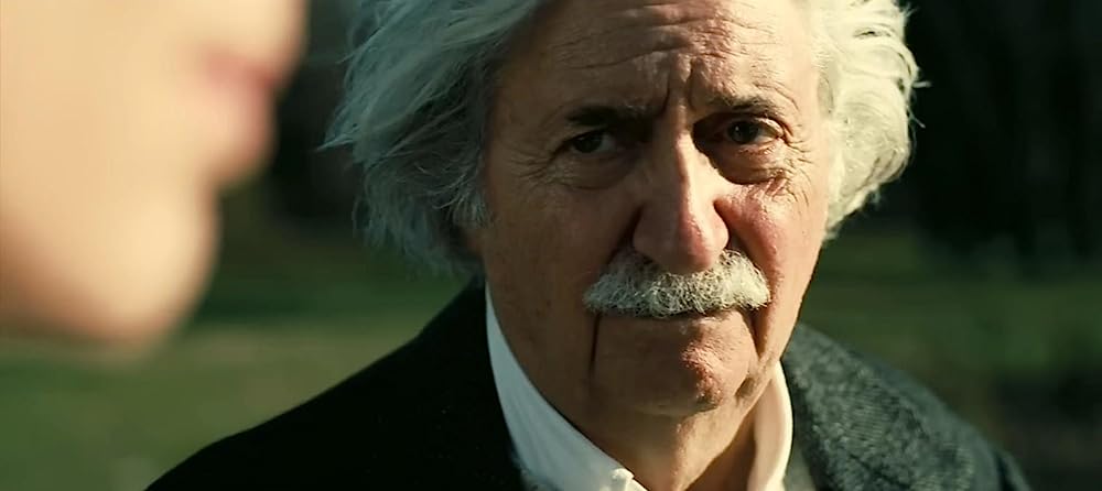 Tom Conti als Albert Einstein - Oppenheimer recensie