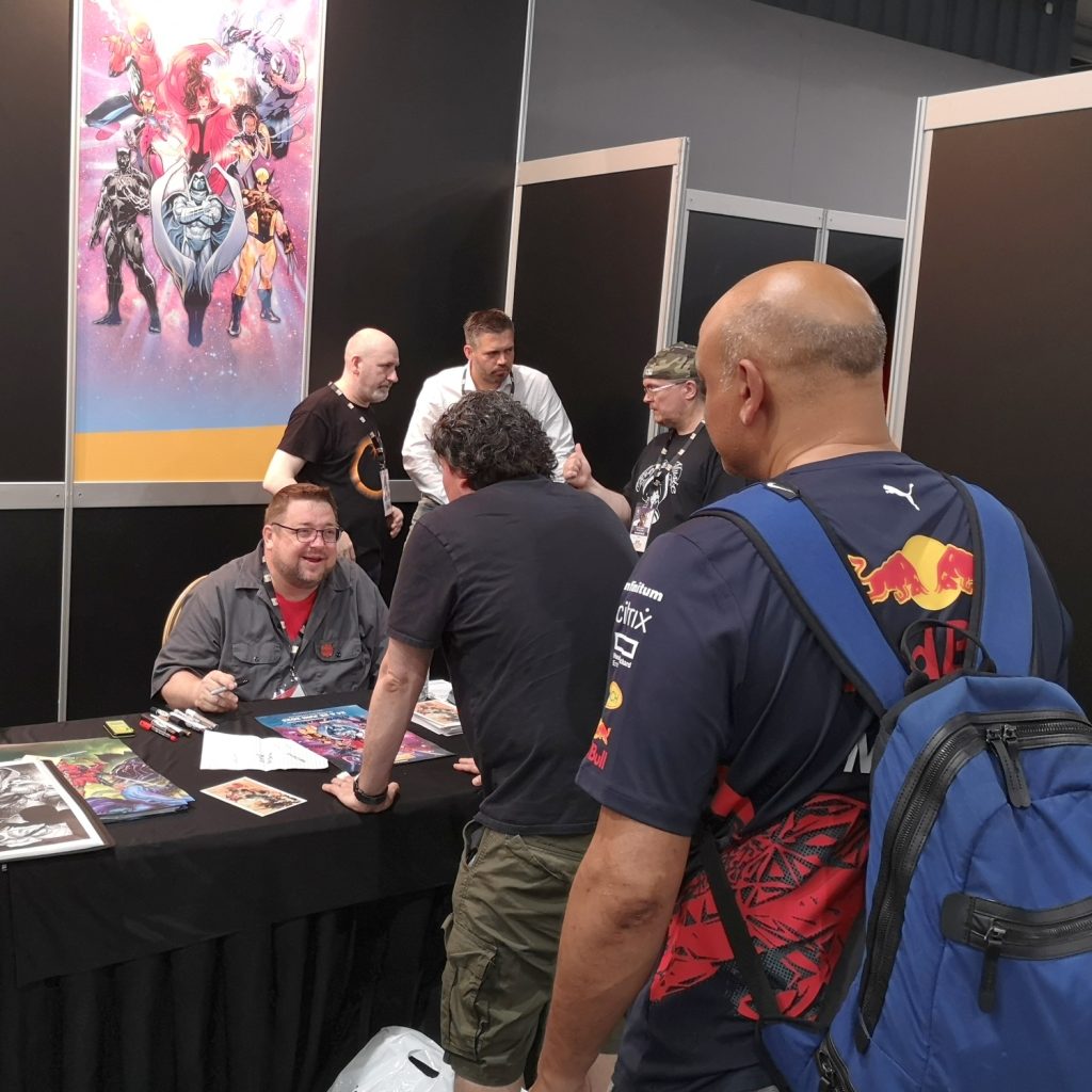 CB Cebulski interview - C.B. Cebulski aan de Stormbreakers tafel op Dutch Comic Con 2023