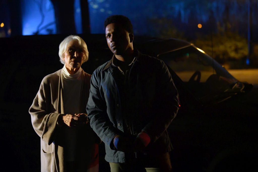 Ellen Burstyn als Chris MacNeil en Leslie Odom Jr. als Victor Fielding in The Exorcist Believer