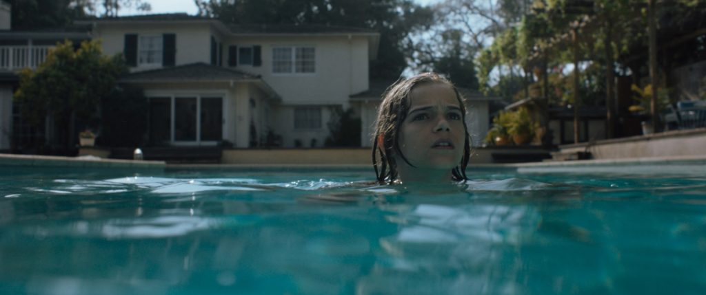 Amélie Hoeferle als Izzy in Night Swim