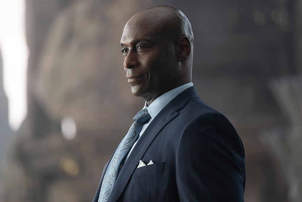 Lance Reddick als Zeus