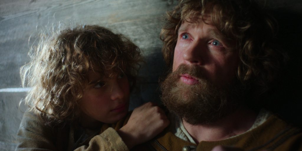 Kerstin Linden als Ronja en Christopher Wagelin als Mattis